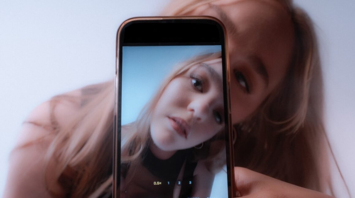 Hanna Andréa Returns with “GET OFF YOUR PHONE”: A Bold First Look at the Braveheart EP 2 Screenshot 2026 04 27 at 093911